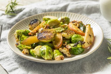 Ev yapımı Brussel filiz ve Apple salata sonbahar