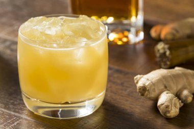 Alkollü viski penisilin kokteyl limon ve zencefil