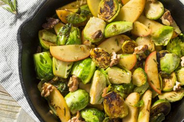 Ev yapımı Brussel filiz ve Apple salata sonbahar