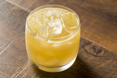 Alkollü viski penisilin kokteyl limon ve zencefil