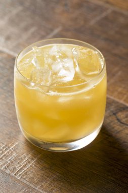 Alkollü viski penisilin kokteyl limon ve zencefil