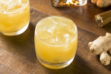 Alkollü viski penisilin kokteyl limon ve zencefil