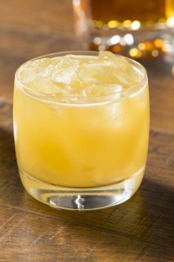 Alkollü viski penisilin kokteyl limon ve zencefil