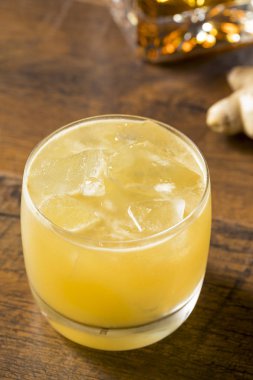 Alkollü viski penisilin kokteyl limon ve zencefil