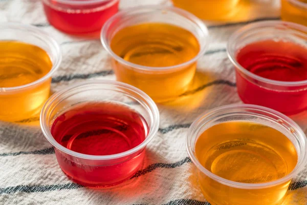 Zelfgemaakte Zoete Alcoholische Gelatine Shots Plastic Bekers — Stockfoto