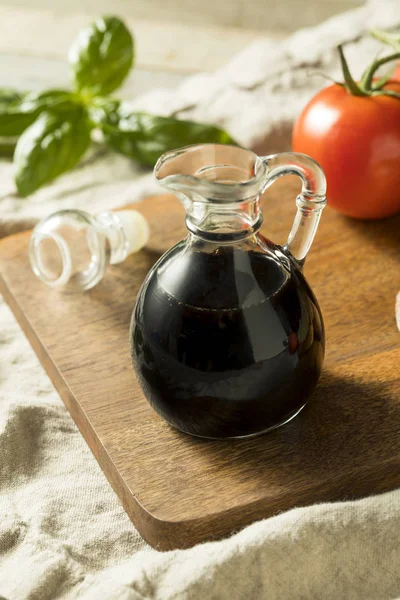 Økologisk Sort Balsamico Eddike Flaske - Stock-foto