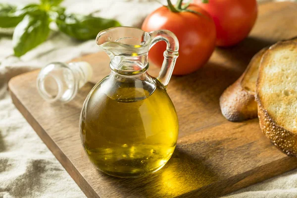 Raw Organic Extra Virgin Olive Oil Bottle — Stock Photo, Image