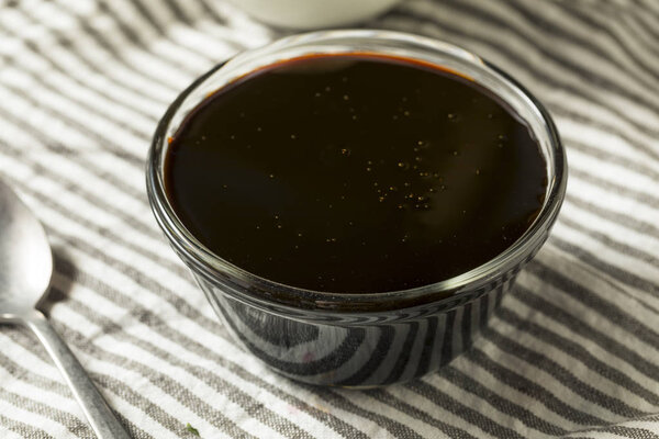 Органический черный тростниковый сахар в чаше
