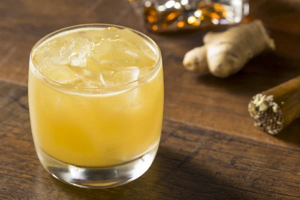 Cocktail Pénicilline Écossaise Alcoolisée Citron Gingembre — Photo