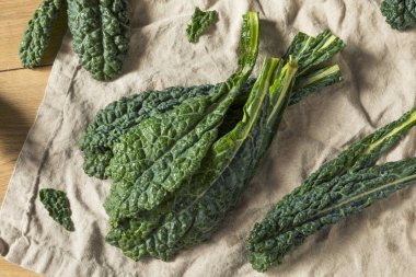 Cook çiğ yeşil organik Lacinato Kale hazır