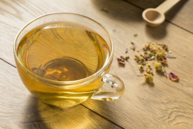 Bir fincan sıcak rahatlatıcı papatya çayı