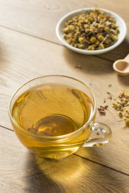 Bir fincan sıcak rahatlatıcı papatya çayı