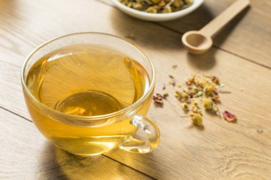 Bir fincan sıcak rahatlatıcı papatya çayı