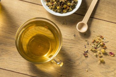 Bir fincan sıcak rahatlatıcı papatya çayı