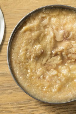 Organik çiğ konserve ton balığı balık yemeye hazır