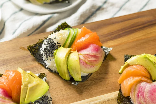 Yapımı Trendy Japon Suşi Donuts Somon Avokado Sebzeler — Stok fotoğraf