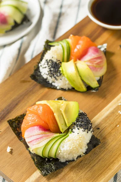 Hausgemachte Trendige Japanische Sushi Donuts Mit Lachs Avocado Und Gemüse — Stockfoto