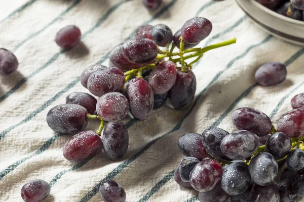 Uvas Purpúreas Orgánicas Crudas Listas Para Comer —  Fotos de Stock