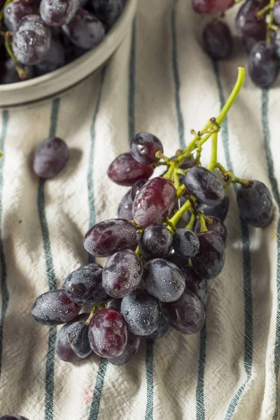 Uvas Purpúreas Orgánicas Crudas Listas Para Comer —  Fotos de Stock