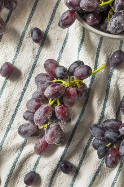 Uvas Purpúreas Orgánicas Crudas Listas Para Comer —  Fotos de Stock