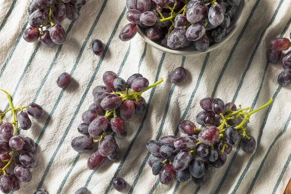 Uvas Purpúreas Orgánicas Crudas Listas Para Comer —  Fotos de Stock