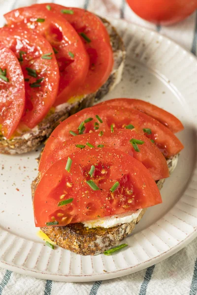Trendiga Hemmagjord Tomat Toast Med Getost Och Gräslök — Stockfoto