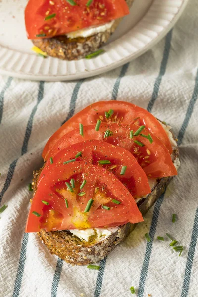 Trendiga Hemmagjord Tomat Toast Med Getost Och Gräslök — Stockfoto