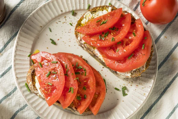 Brinde Tomate Caseiro Moda Com Queijo Cabra Cebolinha — Fotografia de Stock