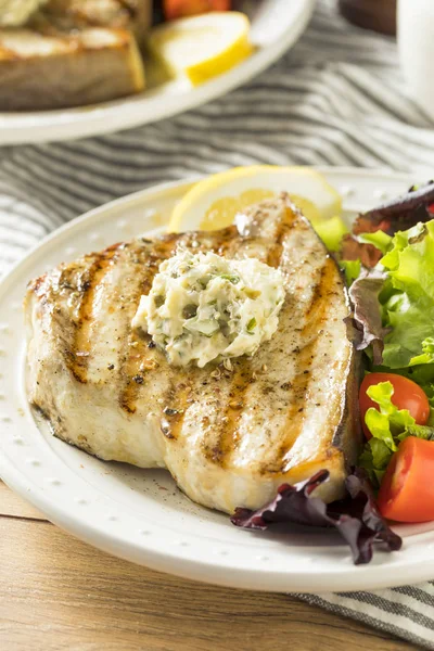 Organik Izgara Swordfish Biftek Bir Salata Ile — Stok fotoğraf