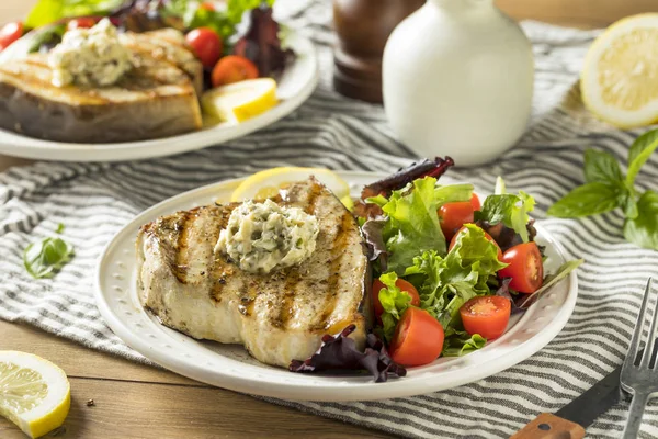 Bio Schwertfischsteak Vom Grill Mit Einem Beilagensalat — Stockfoto