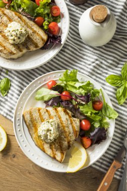 Organik ızgara Swordfish biftek bir salata ile