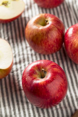 Çiğ kırmızı organik Kiku elma yemeye hazır