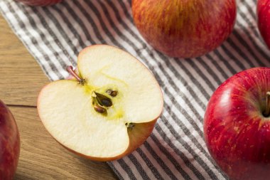 Çiğ kırmızı organik Kiku elma yemeye hazır