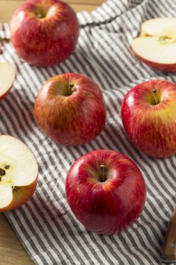 Çiğ kırmızı organik Kiku elma yemeye hazır