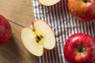 Çiğ kırmızı organik Kiku elma yemeye hazır