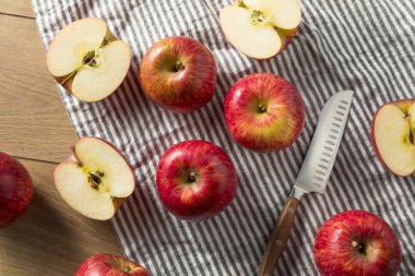 Çiğ kırmızı organik Kiku elma yemeye hazır