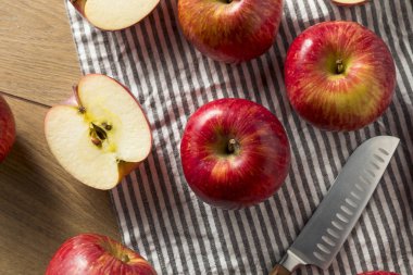 Çiğ kırmızı organik Kiku elma yemeye hazır