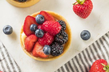 Ev yapımı meyve Tart Pasta krema ve çilek ile