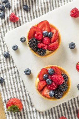 Ev yapımı meyve Tart Pasta krema ve çilek ile