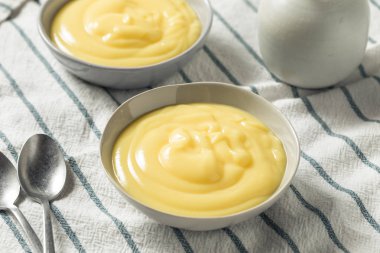 Bir kase içinde ev yapımı vanilyalı muhallebi puding