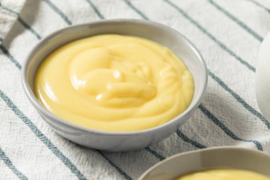 Bir kase içinde ev yapımı vanilyalı muhallebi puding