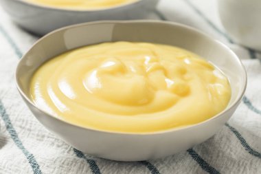 Bir kase içinde ev yapımı vanilyalı muhallebi puding