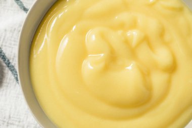 Bir kase içinde ev yapımı vanilyalı muhallebi puding