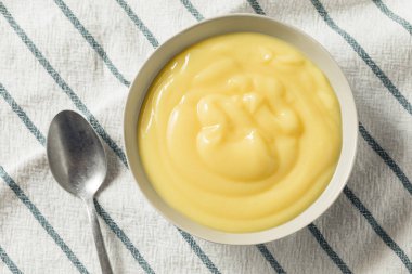 Bir kase içinde ev yapımı vanilyalı muhallebi puding