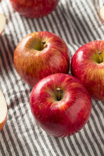 Manzanas Kiku Rojas Crudas Orgánicas Listas Para Comer — Foto de Stock