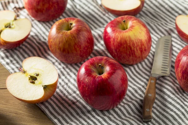 Çiğ kırmızı organik Kiku elma yemeye hazır