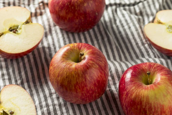 Manzanas Kiku Rojas Crudas Orgánicas Listas Para Comer — Foto de Stock