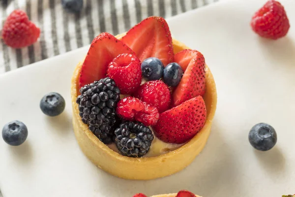 自制水果馅饼配奶油和浆果 — 图库照片