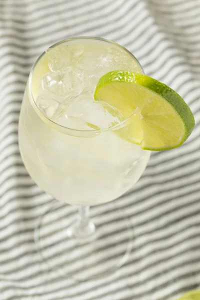 Vino Refrescante Alcohlic Spritzer Con Lime Soda — Foto de Stock