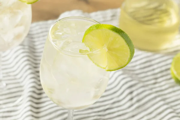 Alcohlic Orzeźwiające Wina Spritzer Limonką Sody — Zdjęcie stockowe